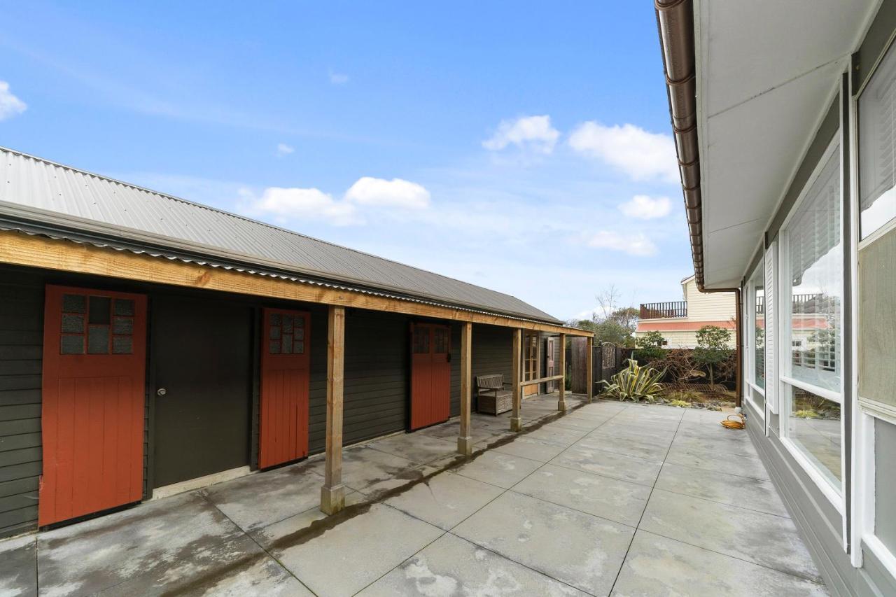The Walnut Tree House - Martinborough Holiday Home Exterior photo